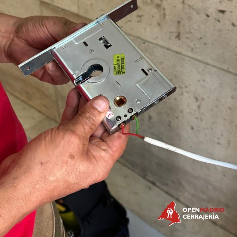 Cerrajero especializado atendiendo una puerta de acceso en una comunidad de vecinos o negocio en leganes
