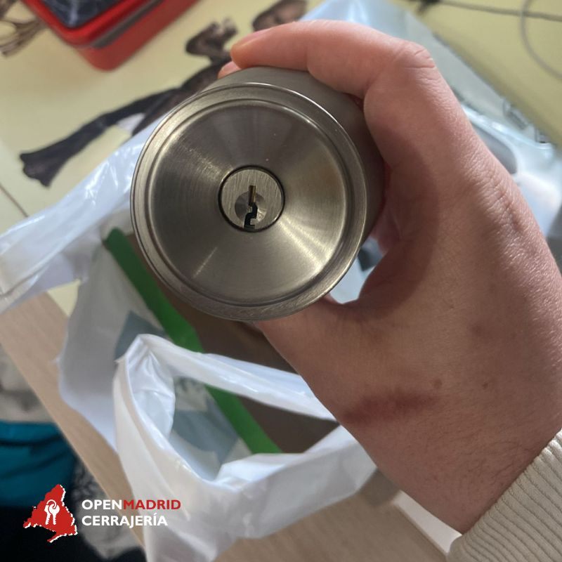 Cerradura moderna en una puerta de Arroyomolinos, lista para apertura, cambio o reparación urgente